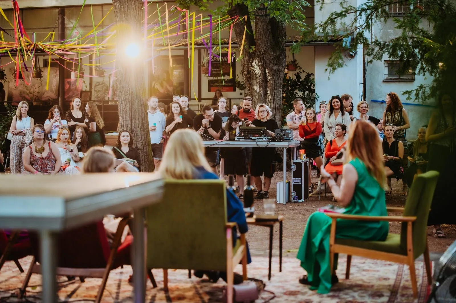 Zaplněný co.labs_park během Číča Art Festu 2026, nad hlavami návštěvníků barevné fáborky