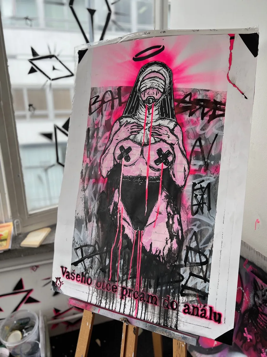 Bad Nun – kombinovaná technika na papíře, Podrážděná číča